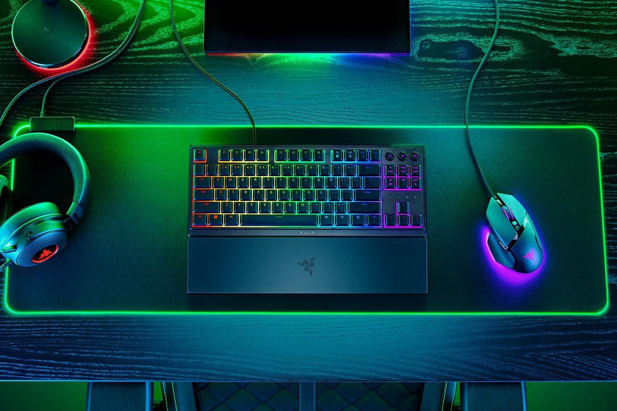 Razer Ornata V3 Tenkeyless - Kompakte Flache Gaming-Tastatur (Mecha-Membran-Switches, Tastenkappen Mit Anti-Uv-Beschichtung, Beleuchtete Separate Medientasten) QWERTZ De-Layout | Schwarz